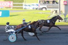 Nahar sträcker på sig för Robert Bergh i måndagens Prix de Montignac-Charente. Tvåa starkt spurtande Saba du Vivier. Foto: Scoopdyga Foto av Kanal 75