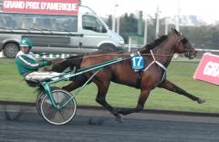 Maharajah i ledningen varvet från mål i Prix D´Amerique. Foto; A.Lindblom/Travkompaniet