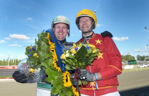 Jörgen Westholm och Mika Forss jublar efter Sparvens E3-skräll. Foto av Lars Jakobsson, TR Bild