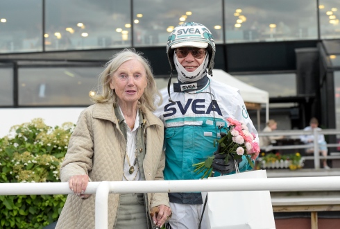 Margareta Wallenius-Kleberg i Solvallas vinnarcirkel 2021 tillsammans med Örjan Kihlström. Foto: Lars Jakobsson/TR Bild