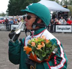 Örjan skålade i, alkoholfri dryck, efter loppet. Foto: Travkompaniet
