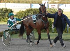 Emil fick hjälp av Stefan med att vända Milliondollarbaby åt rätt håll i premieloppet. Foto: Travkompaniet