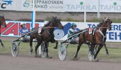 Maharajah har just tagit över ledningen från Target Hoss. Foto: Travkompaniet