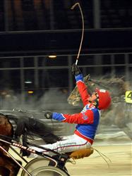 Lasse Punkari vrålar ut sin glädje efter V64-vinsten med Alvena Nonstop för två veckor sedan. Den här onsdagens kan det bli repris. Foto: Lars Jakobsson