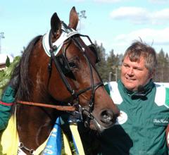 Nu har jag väl varit duktig? ser Maharajah ut att fråga "husse" efter loppet. Och "husse" ja, han ser rätt nöjd ut. Foto: Travkompaniet