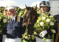 Stefan Melander, Johnny Takter tillsammans med Iceland efter segern i Elitloppet. Foto: Lars Jakobsson