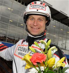 fredrik-persson-glad-med-blommor-lj_100621_12221