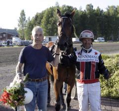 I juni vann Ricciola sin första seger här tillsammans med ägaren och tränaren, Rolf Moberg och kusken Mikael J Andersson. Foto: ALN