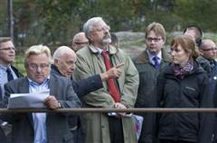 Hovr&auml;ttslagmannen Jan Carrick, i r&ouml;d slips, ledde G&ouml;ra hovr&auml;tts syn p&aring; &Aring;ke Svanstedts g&aring;rd Bjertorp. Foto: Jan Andersson
