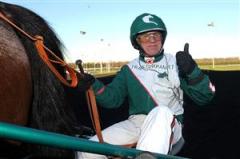 orjan-gor-tummen-upp-efter-segern-lj_110116_18427