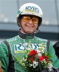 ake_svanstedt_med_blommor_lj_110808_112515