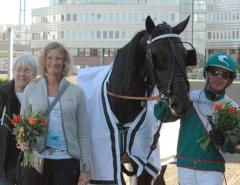 Andelsägarna Inga Saxunger och Lena Lennartsson tillsammans med Panne De Moteur och Örjan Kihlström. Foto; A.Lindblom/Travkompaniet