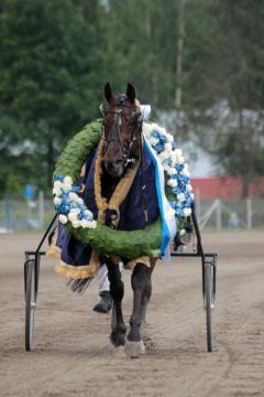 Womanizer fick ta emot lagerkransen efter segern i Kymi GP.Foto av Pirje Paananen