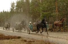 Mitt under intervallträningen i backen börjar snön falla över Ekerö. Det bekommer varken Jaded eller Triton Sund och Stefan Hultman hoppas på ruskväder även på Romme på lördag. Foto: Suzan Olsson