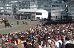 30 000 personer på plats när Elitloppsfinalen skall köras. Foto: Travkompaniet