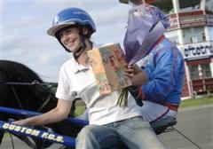 S&aring; h&auml;r glad blev Gabriella Laestander n&auml;r Face the Evil vann silverdivisionen p&aring; hemmaplan den h&auml;r helgen i fjol. Blir det samma visa p&aring; l&ouml;rdag? Foto: Maria Holm&eacute;n