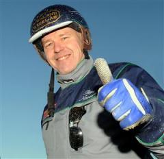 Timo Nurmos gör tummen upp för ett fantastiskt år som har gjort honom till ny tränarchampion på Solvalla. Han gör även tummen upp för B.B.S.Bigtrade som är bästa chansen i Superjackpoten på onsdag. Foto: Lars Jakobsson.