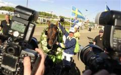 10-tarzan-fotar-tillbaka-mot-fotografer-lj_100530_193152
