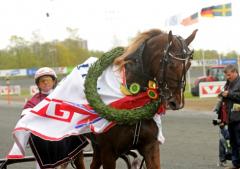 Commander Crowe segrade i Oslo GP och den svenska flaggan vajade stolt på Bjerke. Foto: Lars Jakobsson