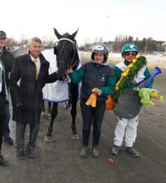 Panne De Moteur med Örjan och sin skötare Mette i årets första segercermoni, det lär komma fler!. Foto; ALN