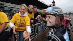 Robert Bergh gladdes med Nahar-fansen efter Elitloppet.Foto av Thomas Blomqvist