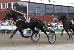 Panne De Moteur vinner EJ´s guldsko på nytt banrekord, 1.10,5. Foto; ALN 
