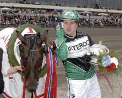 Oslo GP-vinnarna Jörgen Westholm och Super Light går skilda vägar på lördag. Den nyblivne pappan ägnar sig åt familjen och låter Björn Goop sköta jobbet i sulkyn bakom den tiofaldige miljonären som är ute efter sin första SM-titel. Foto: Lars Jakobsson