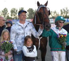 Örjan Andersson, Maja Knutsson och Maja Glavå, stolta andelsägare firar segern tillsammans med Maharajah och sin namne, Örjan Kihlström