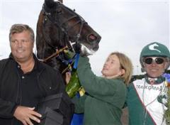 Stefan Hultman hann precis h&auml;lsa p&aring; Jaded och &Ouml;rjan Kihlstr&ouml;m i vinnarcirkeln innan han kastade sig i bilen f&ouml;r att undvika midsommark&ouml;erna mot Stockholm. Foto: Claes K&auml;rrstrand