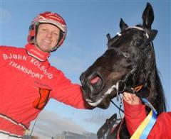 Maid For Tag och Olav Mikkelborg efter segern i Stoeliten/Lady Snärts lopp på Solvalla i maj 2008. Foto: Lars Jakobsson