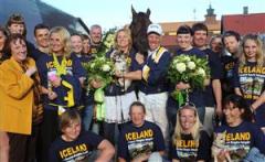 Hela kretsen kring Iceland efter segern i Elitloppet. Foto: Maria Holmén