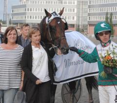 Andelsägarinnorna, Annica Nordin och Rose-Marie Hodin, poserar tillsammans med Maharjah och Örjan Kihlström efter segern i C TH Ericssons Memorial i onsdags. Foto; Travkompaniet