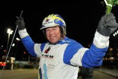 Åke Sundberg har hittat segerflytet efter megaskrällen på Solvalla för två veckor sedan och hoppas på nya framgångar på Årjäng. Foto: Lars Jakobsson