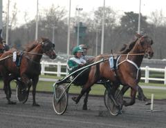 Maharajah och Örjan på väg fram mot ledningen.  Foto; A.Lindblom/Travkompaniet