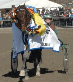 Lisa bakom Maharajah efter förra årets triumf i Olympiatravet. Foto; C.Kärrstrand