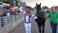 Mack Lobell och kusken John D Campbell hyllades på Solvalla 26 år efter segern tillsammans i Elitloppet 1988. Foto av LARS JAKOBSSON