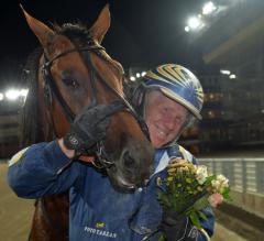 En treåring för kriteriet. Stefan "Tarzan" Melander vann Locomites lopp från ledningen med Digital Frame.  Foto av LARS JAKOBSSON