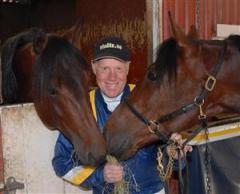 N&auml;r Stefan Melander g&ouml;r comeback p&aring; V75 som kusk g&ouml;r han det med tv&aring; avkommor efter Scarlet Knight, fyra&aring;ringarna Iceland och Man On The Moon. Foto: Lars-Ove Pettersson