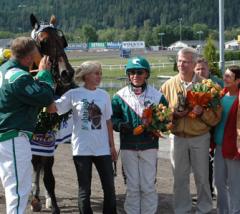 Karl och Marianne Wiklund längst till höger, stolta andelsägare i Travkompaniet, tillsammans med vinnarna av E3. Foto: Travkompaniet