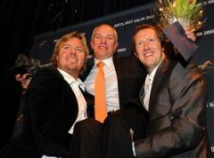 Tomas Brolin och Jonas Björkman delade ut priset som Årets Kusk till Örjan Kihlström. Foto: Lars Jakobsson