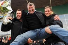 Stefan Hultman hissas av Martin Lidberg och Linus Thörnblad efter Triton Sunds imponerande seger i andra försöket till Olympiatravet. Foto: Lars Jakobsson.