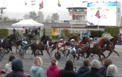 Starten har gått i Oslo Grand Prix. Foto: Travkompaniet