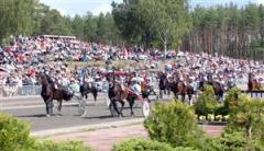 När vädrets makter är med finns det ingen vackrare travbana i Sverige än Årjäng. På lördag är det dags för årets publikfest vid norska gränsen. Foto: Claes Kärrstrand