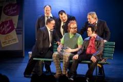 I allas blickfång. På lördag tar Pär Johansson och resten av Glada Hudik-teatern över "Vinnare V75" i TV4. Foto: Per Trané
