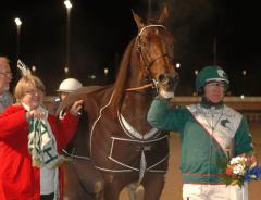 Maharajah såg nöjd ut efter loppet i Gävle tillsammans med Örjan och Anna-Greta Olsson. Foto; A.Lindblom/Travkompaniet