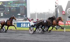 Ready Cash spurtar ner Royal Dream i en virvlande avslutning av Prix de France.Foto av LARS JAKOBSSON