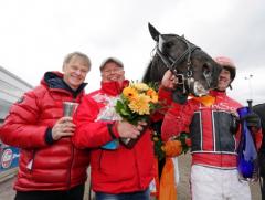 Ändrar sig om Elitloppet? Roger Walmann, Lennart Ågren (ägaren) har en del att fundera över efter Magic Tonights segerlopp tillsammans med Johan Untersteiner.                    	            	        	                   		                             Foto av Urban Kihlman /ALN-Pressbild