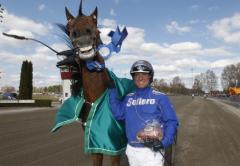 Ed You värdig vinnare på Rommetravet. Björn Goop hjälpte Robert Bergh med styrningen och platsen i Olympiatravets final.  Foto: Foto-Mike                    	            	        	                   								                                 Foto av Kanal 75