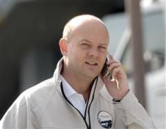 stefan_lundborg_pratar_i_mobil_lj_071113_184229