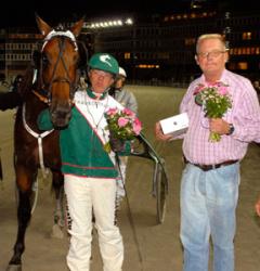 Maharajah, Örjan och Hans-Jerker Lundberg som representerade Travkompaniet andelsägare i vinnarcirklen. Foto: ALN